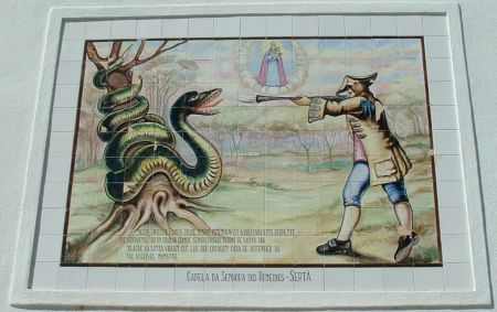 Painel de azulejos representando a morte da serpente - Sra dos Remédios