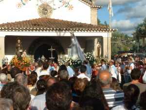 Les pélerins disent au revoir à la Vierge qui les salue - Sra dos Remédios