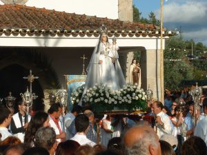 La vierge Sra dos Remédios salue les pélerins à la fin de la procession
