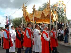 Le prtre lors de la procession de N. Sra dos Remdios - proche de Sert