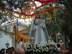 Nossa Senhora dos Remdios porte  bras autour de la chapelle - procession de la vierge